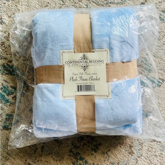 NWT Luxe Blue Plush Throw Blanket - Picture 1 of 6